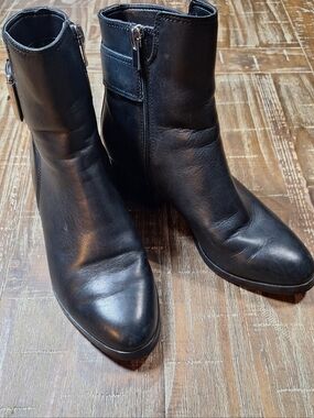 Via Spiga Black Leather Zip Side Ankle Boot Women' s Size 7M Chunky Heel